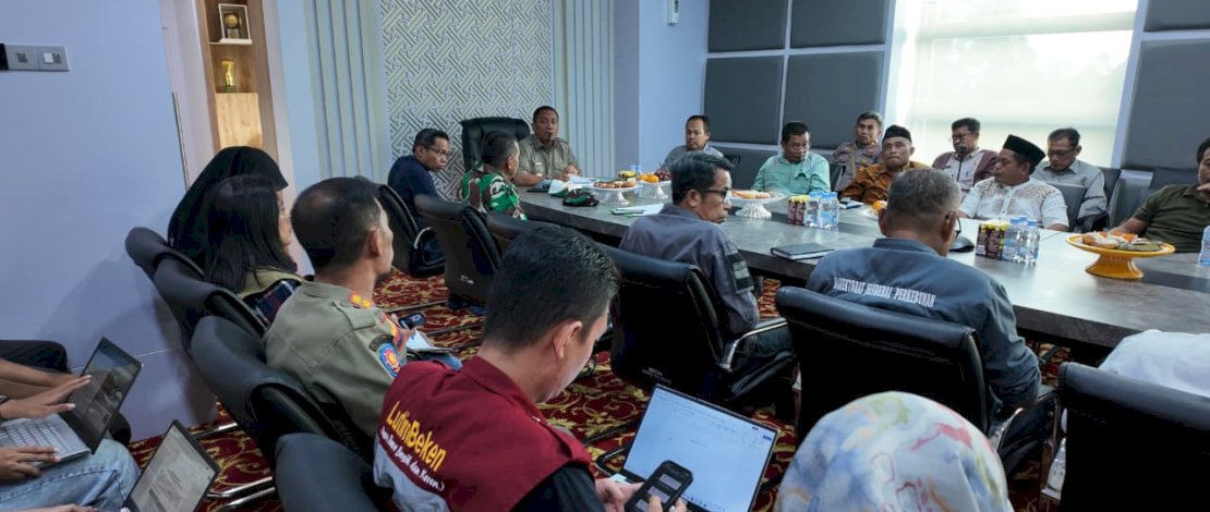 Bupati Luwu Timur, Irwan Bachri Syam, memaparkan solusi pemulihan enam desa terdampak insiden kebocoran pipa minyak PT Vale.