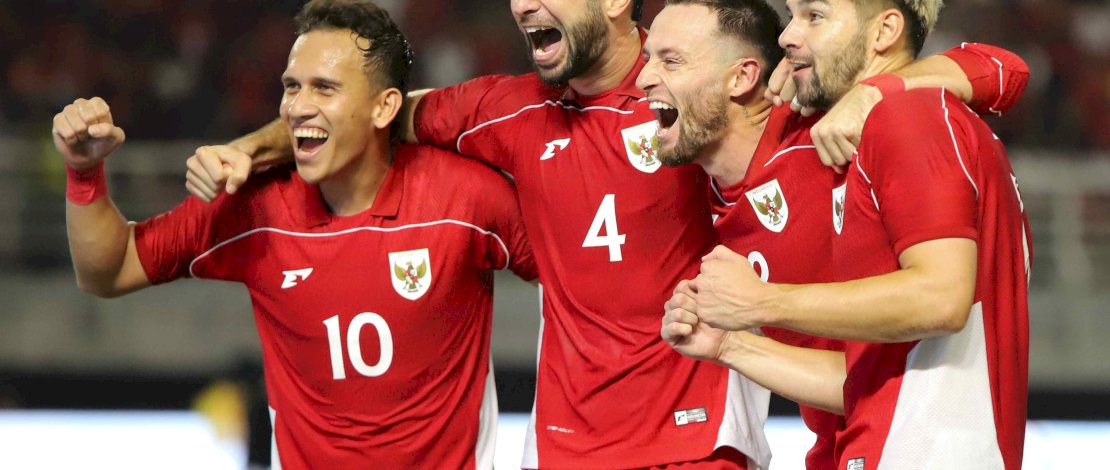 Pesepak bola Timnas Sandy Henny Walsh (kanan) berselebrasi bersama rekannya Egy Maulana Vikri (kiri), Jordi Amat (kedua kiri) dan Marc Anthony Klok (kedua kanan) usai mencetak gol ke gawang Timnas Taiwan dalam FIFA Matchday di Stadion Gelora Bung Tomo, Surabaya, Jawa Timur, Jumat (5/9/2025). (Foto: Antara)