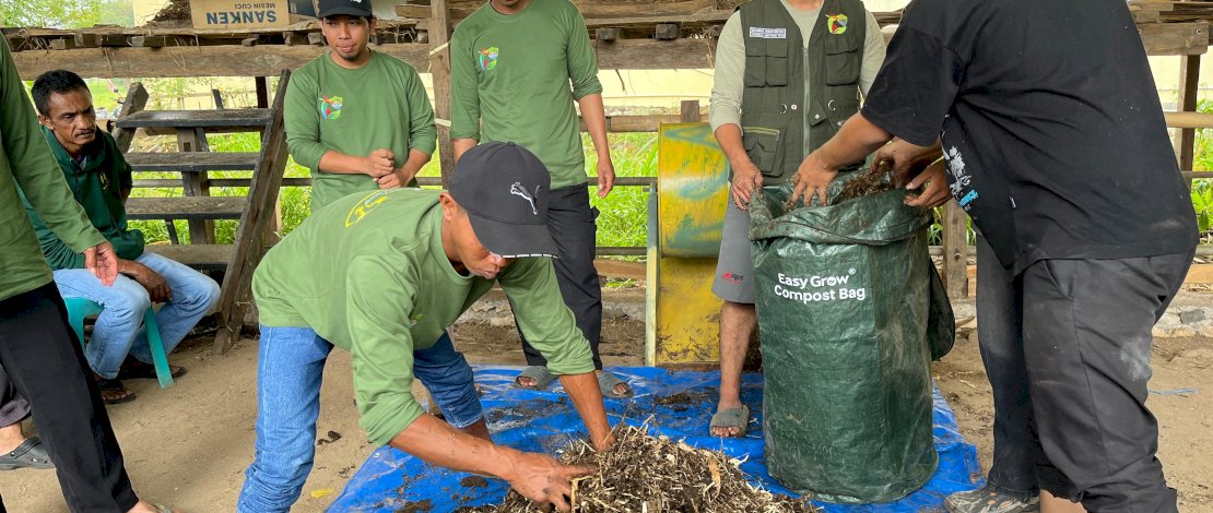 Mahasiswa Unhas Dampingi Peternak Pattiro Deceng Olah Limbah Ternak Jadi Kompos Bernilai Ekonomi