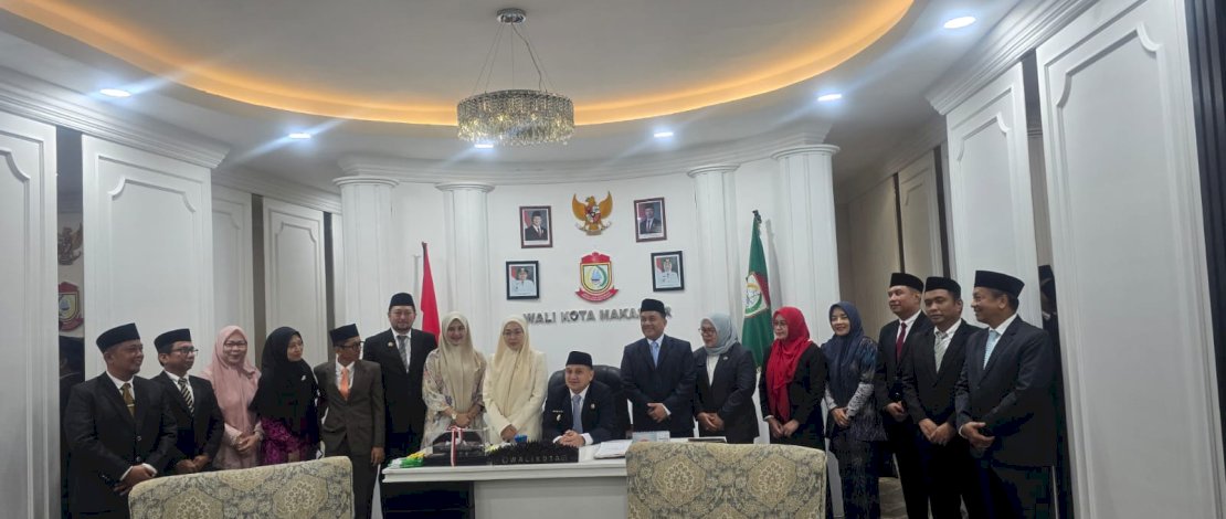 Wali Kota Makassar, Munafri Arifuddin, didampingi Wakil Wali Kota Aliyah Mustika Ilham, melantik dan mengambil sumpah/janji sembilan pejabat pimpinan tinggi pratama lingkup Pemkot Makassar di Kantor Balai Kota, Selasa, 9 September 2025.
