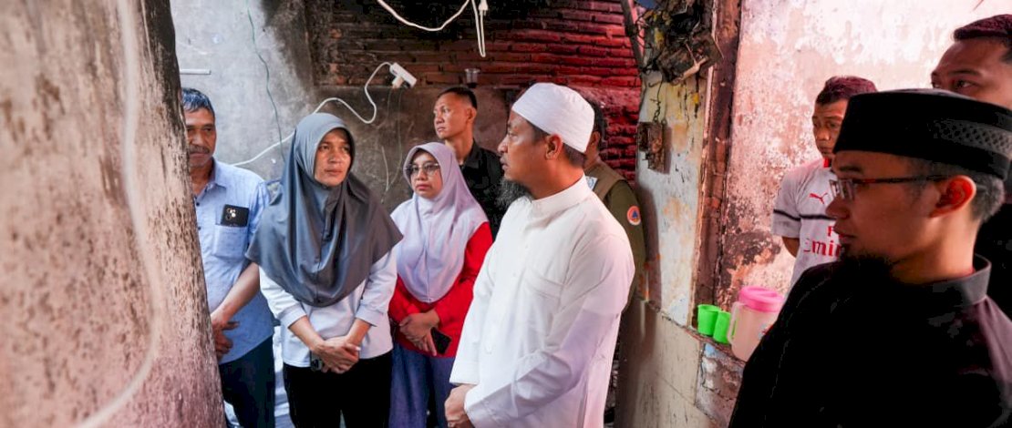 Gubernur Sulsel Andi Sudirman Sulaiman mengunjungi lokasi kebakaran di Jalan Baji Dakka Lorong 15, RW4 RT2, Kelurahan Karang Anyar, Kecamatan Mamajang, Kota Makassar, Selasa, 9 September 2025.
