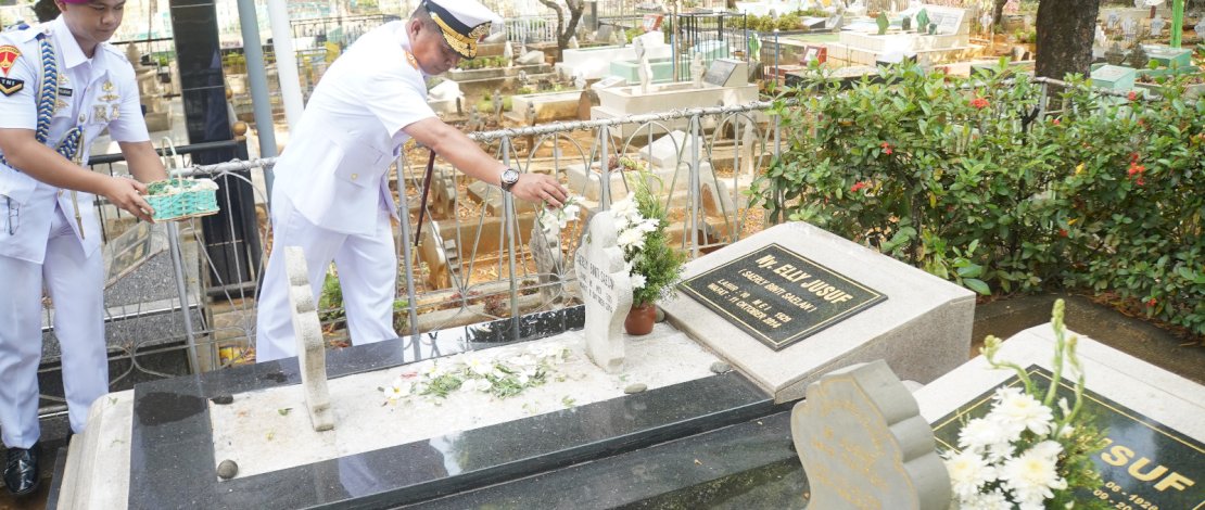 Dankodaeral VI Laksamana Muda TNI Andi Abdul Aziz, S.H., M.M memimpin upacara ziarah dan tabur bunga, di Taman Makam Pahlawan (TMP) Panaikang Makassar, Selasa, 9 September 2025.