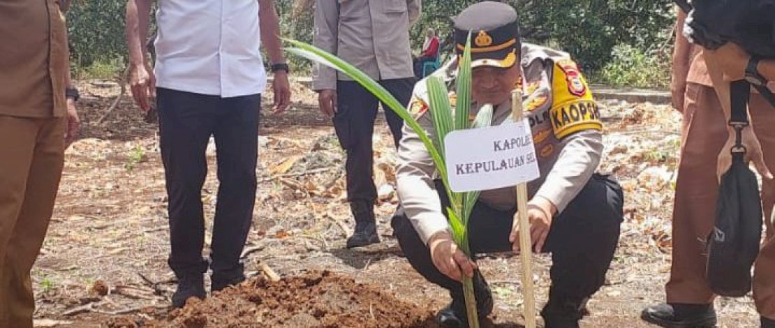 Kapolres Kepulauan Selayar, AKBP Didid Imawan, ikut melakukan penanaman pohon kelapa, Selasa, 9 September 2025.