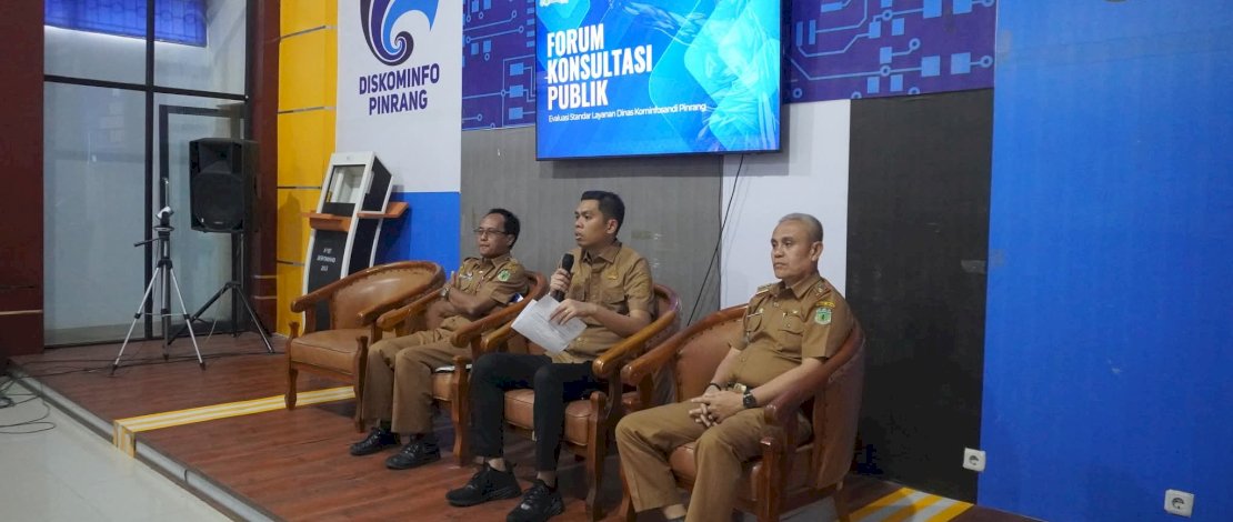 Diskominfosandi Kabupaten Pinrang menyelenggarakan Forum Konsultasi Publik Evaluasi Standar Layanan di Media Center Diskominfosandi, Selasa, 9 September 2025.