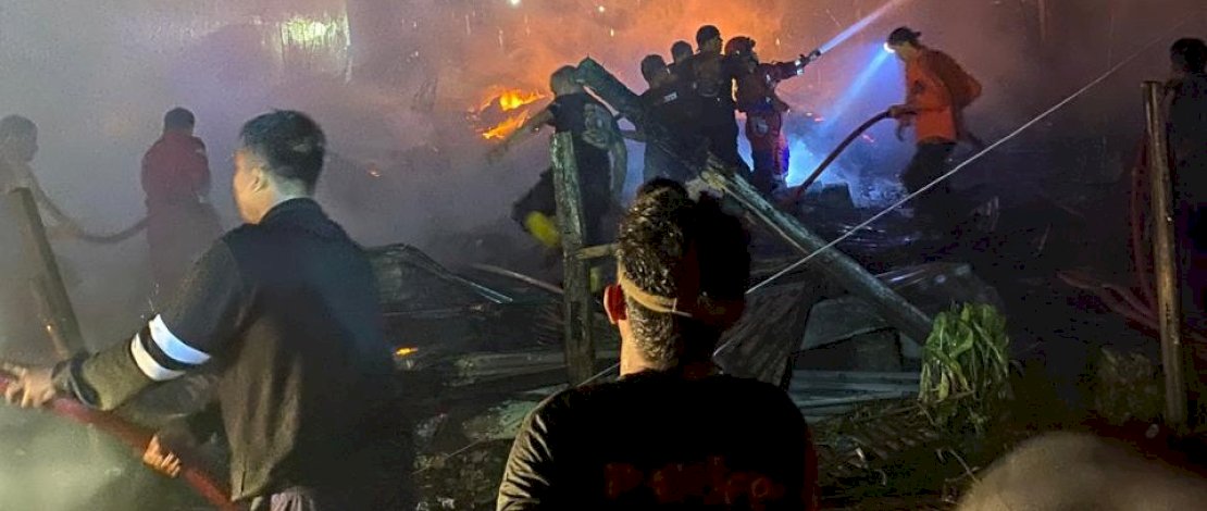 Dua unit rumah warga di Desa Lamurukung, Kecamatan Tellu Siattinge, Kabupaten Bone, ludes terbakar pada Rabu dini hari, 10 September 2025, sekitar pukul 00.02 WITA.