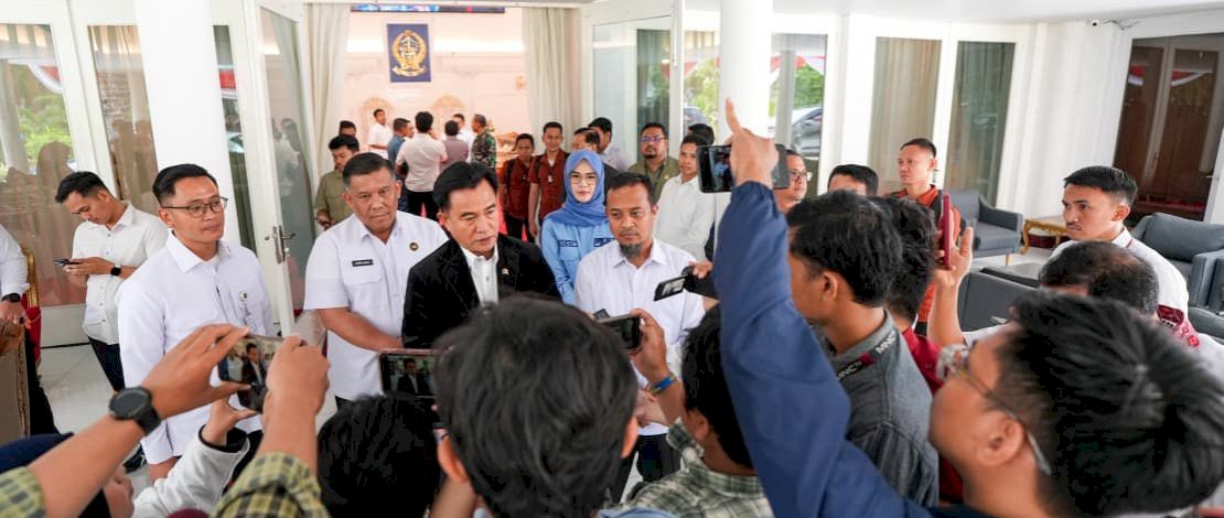 Gubernur Sulawesi Selatan Andi Sudirman Sulaiman menerima kunjungan Menteri Koordinator Bidang Hukum, Hak Asasi Manusia, Imigrasi, dan Pemasyarakatan, Yusril Ihza Mahendra, di Rumah Jabatan Gubernur Sulsel, Rabu, 10 September 2025.