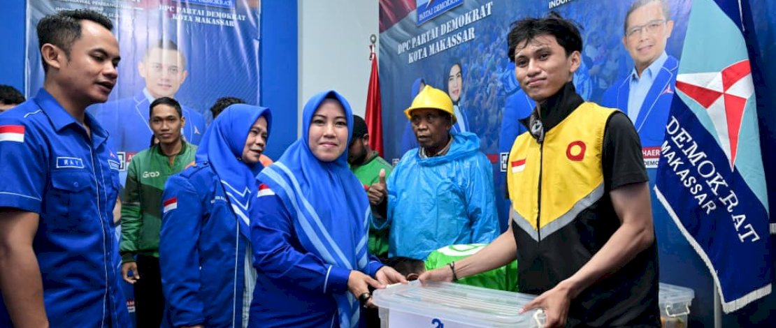 DPC Demokrat Makassar menyerahkan bantuan kemanusiaan berupa paket sembako secara simbolis kepada pengemudi ojek online (ojol) dan anak panti asuhan.