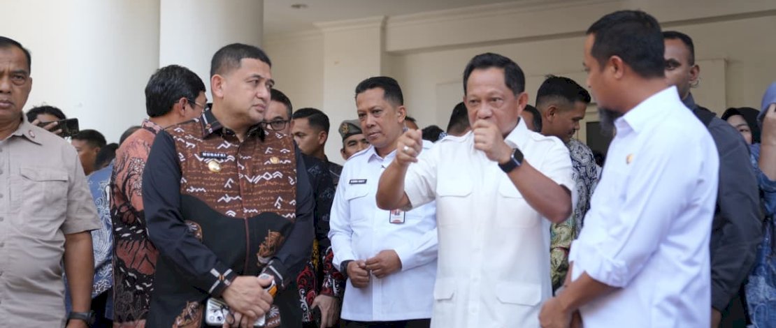 Wali Kota Makassar, Munafri Arifuddin menghadiri pengarahan Menteri Dalam Negeri (Mendagri) RI, Tito Karnavian, di Baruga Asta Cita, Rumah Jabatan Gubernur Sulawesi Selatan, Kamis, 11 September 2025.
