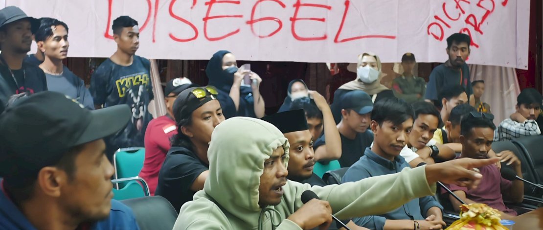 Massa Serikat Buruh Pertambangan dan Industri  (SBIPE) Bantaeng melakukan aksi simbolik dengan menyegel kantor DPRD Bantaeng, Kamis, 11 September 2025. 