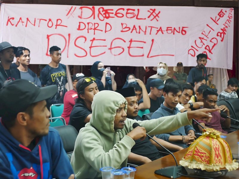 RDP Batal, Buruh KIBA Segel Kantor DPRD Bantaeng  