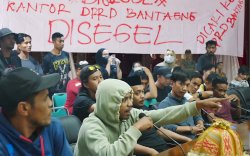 RDP Batal, Buruh KIBA Segel Kantor DPRD Bantaeng  