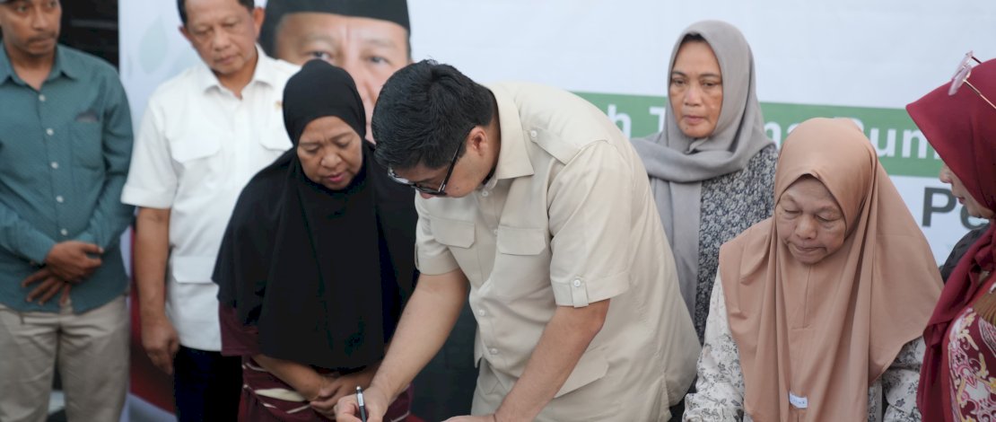 Prosesi serah terima rumah gratis bagi keluarga korban peristiwa demonstrasi Makassar, di Perumahan Grand Sulawesi, Kabupaten Gowa, Kamis, 11 September 2025.
