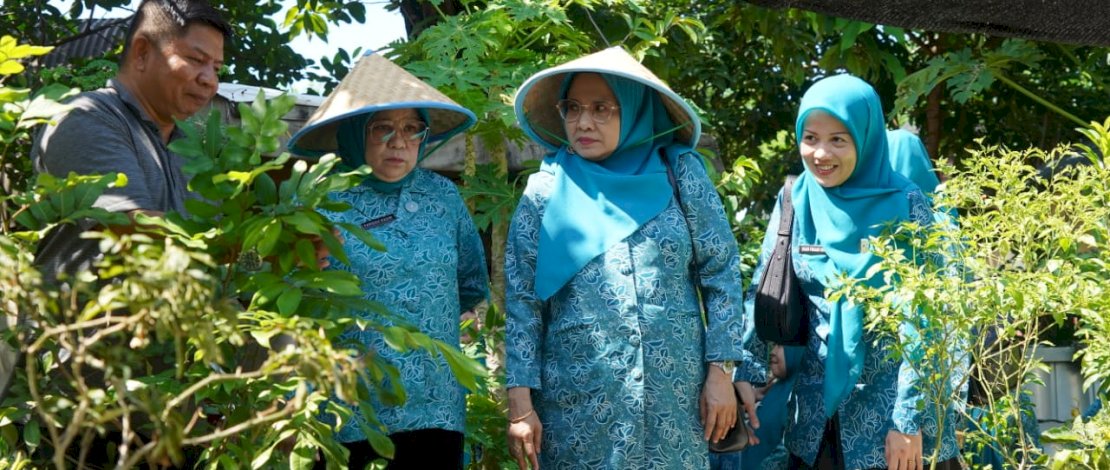 Ketua TP PKK Kabupaten Majene melakukan kunjungan kerja ke Kecamatan Ujung Pandang, Kota Makassar, Jumat (12/9). Kunjungan ini didampingi oleh Ketua TP PKK Kecamatan Ujung Pandang, Dian Friani Husni, serta Ketua TP PKK Kelurahan dan para kader PKK se-Kecamatan Ujung Pandang.
