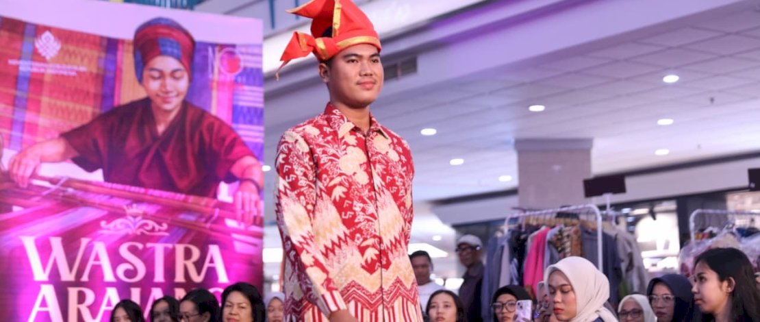 Dekranasda Makassar Pamerkan Tenun Bombang dan Tenun Lontara di Wastra Arajang 2025