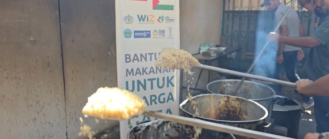 Program kemanusiaan yang digagas Wahdah Inspirasi Zakat (WIZ) bersama KITA Palestina, berkolaborasi dengan mitra lokal di Gaza, menyalurkan bantuan pangan kepada warga di pusat penampungan Yarmouk, Jalur Gaza utara, Senin, 15 September 2025.