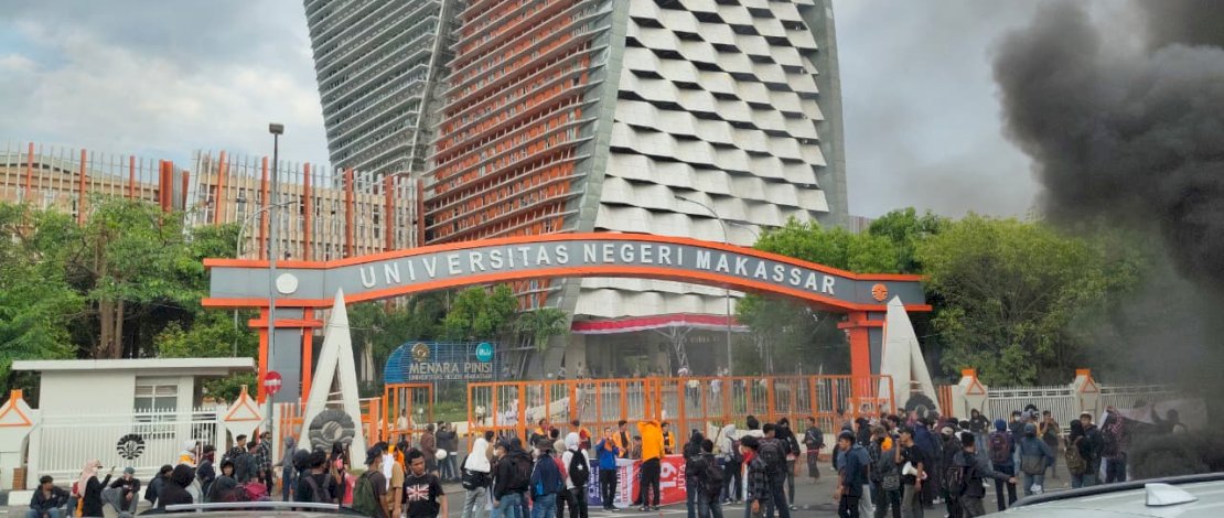 Puluhan mahasiswa mengubah sebuah truk kontainer menjadi panggung perlawanan, menyuarakan tuntutan pencopotan Rektor UNM, Prof. Karta Jayadi, yang terdakwa melakukan pelecehan verbal terhadap seorang dosen perempuan.