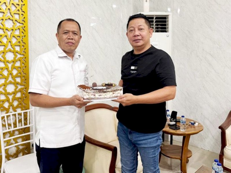 Ulang Tahun ke-55, Muhammad Sadar Dapat Kejutan Hangat dari Rusdi Masse