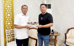 Ulang Tahun ke-55, Muhammad Sadar Dapat Kejutan Hangat dari Rusdi Masse