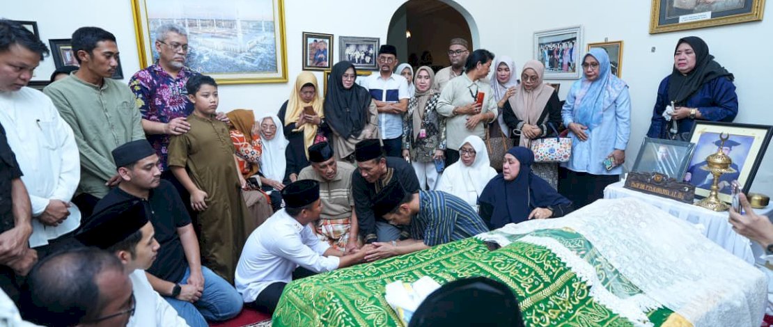Gubernur Sulawesi Selatan Andi Sudirman Sulaiman menyampaikan rasa duka cita mendalam atas wafatnya Prof Dr Paturungi Parawansa Karaeng Tobo, Rektor IKIP Ujungpandang periode 1982&ndash;1990 sekaligus Anggota MPR/DPR RI Dapil Gowa periode 1997&ndash;2004.