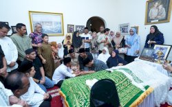 Andi Sudirman Melayat Prof Paturungi Parawansa, Mertua Gubernur Jatim Khofifah