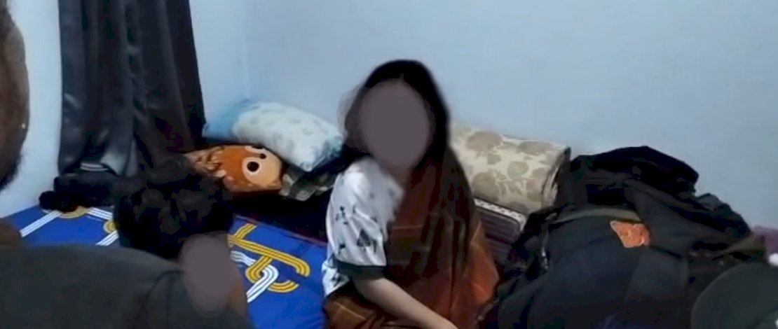 Sepasang muda-mudi yang bukan berstatus suami istri digerebek warga Senin, 15 September 2025, karena berduaan di dalam kamar.
