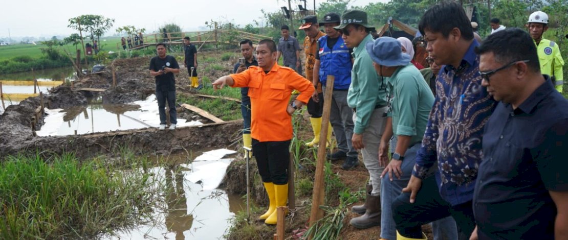 Bupati Luwu Timur, Irwan Bachri Syam, turun langsung ke lokasi kebocoran pipa minyak milik PT Vale Indonesia, yang terjadi di beberapa titik mulai dari hulu hingga hilir di Kecamatan Towuti, Kamis, 28 Agustus 2025.