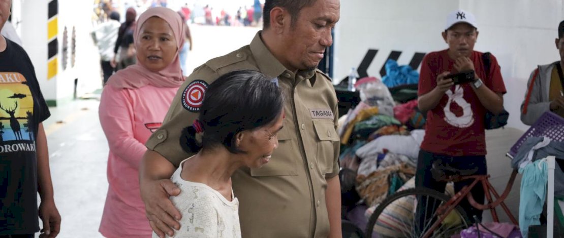 Bupati Luwu Timur, Irwan Bachri Syam, dengan sigap langsung turun tangan memberikan bantuan kepada masyarakat yang terdampak kebakaran di Sorowako, Rabu, 27 Agustus 2025.
