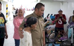 Kebakaran Hebat di Sorowako, Bupati Irwan Bachri Syam Langsung Turun Serahkan Bantuan