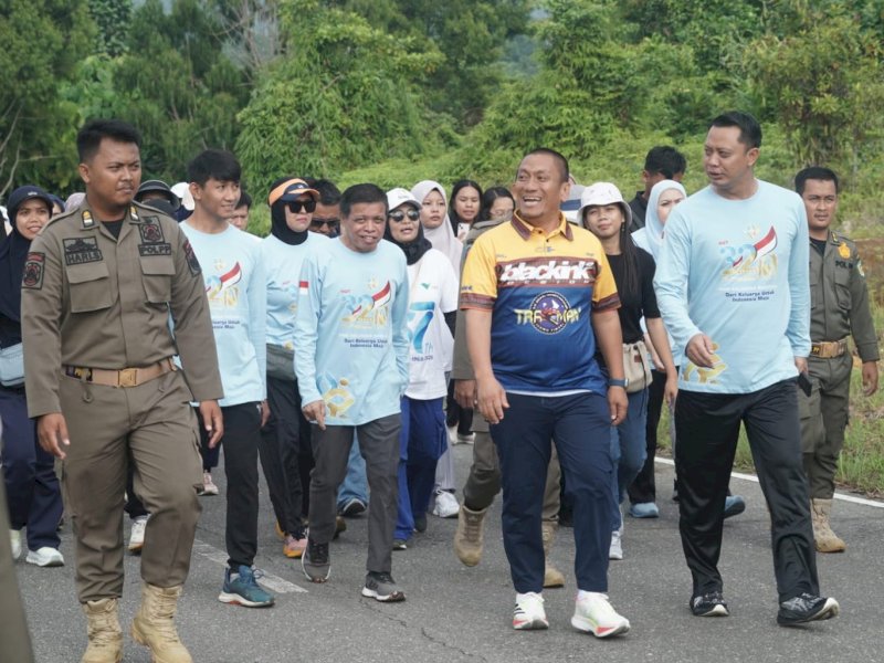 Dilepas Bupati Irwan Bachri Syam, Ribuan Peserta Meriahkan Jalan Santai Harganas 2025