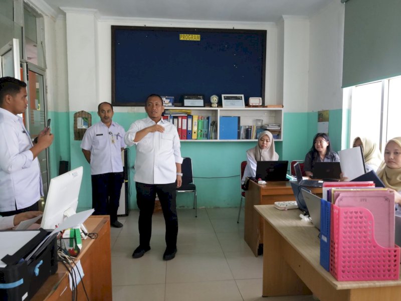 Sidak di Kantor Dinas Kesehatan, Bupati Irwan Bachri Syam Ingatkan Pentingnya Kedisiplinan 