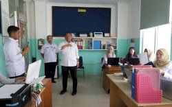 Sidak di Kantor Dinas Kesehatan, Bupati Irwan Bachri Syam Ingatkan Pentingnya Kedisiplinan 
