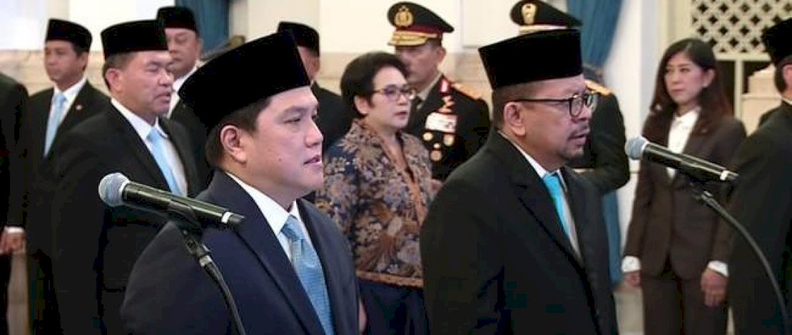  Presiden RI Prabowo Subianto resmi melantik Erick Thohir sebagai Menteri Pemuda dan Olahraga (Menpora) yang baru di Istana Merdeka, Jakarta, Rabu (17/9).