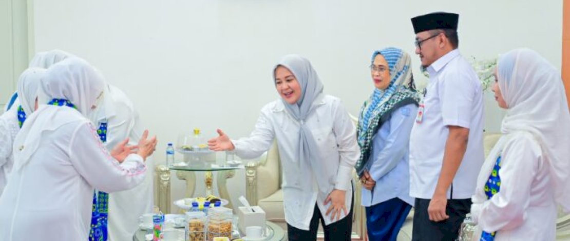 Wakil Gubernur Sulawesi Selatan, Fatmawati Rusdi, menerima kunjungan silaturahmi pengurus Wilayah Badan Kontak Majelis Taklim (BKMT) Sulawesi Selatan di Rumah Jabatan Wakil Gubernur, Jalan Yusuf Dg Ngawing, Makassar, Selasa, 16 September 2025.
