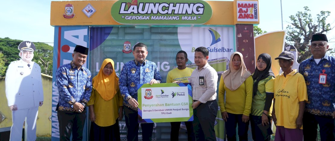 Wali Kota Munafri Serahkan Gerobak untuk Pedagang Bunga TPU Dadi