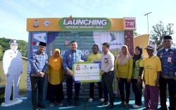 Wali Kota Munafri Serahkan Gerobak untuk Pedagang Bunga TPU Dadi