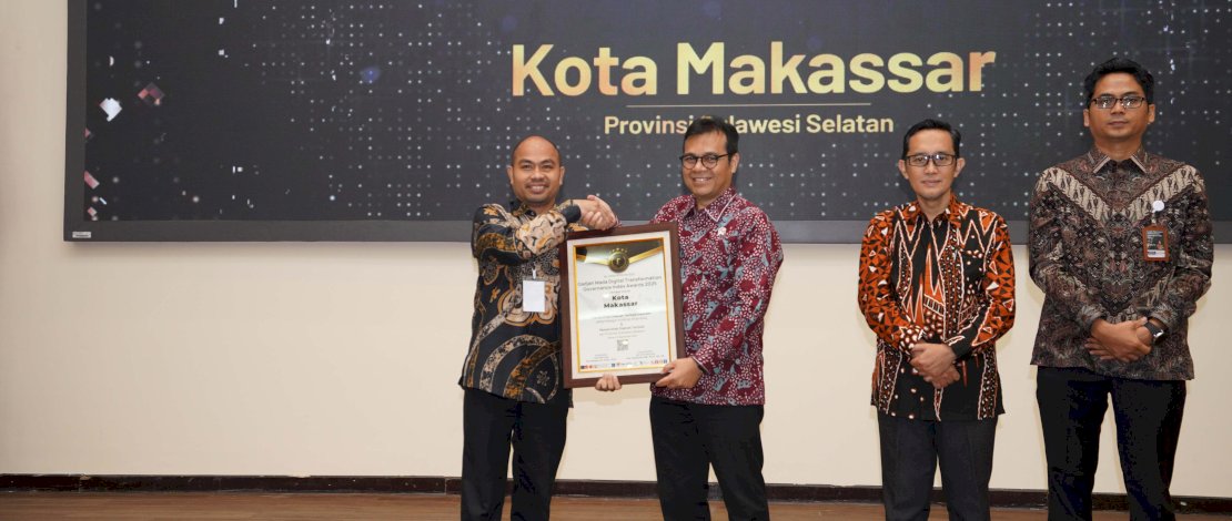 Kepala Dinas Komunikasi dan Informatika (Kominfo) Kota Makassar, Dr. Muhammad Roem menerima penghargaan 10 Pemerintah Daerah Terbaik di Indonesia dalam Gajah Mada Digital Transformation Governance Index (GM-DTGI) Awards 2025, Kamis (18/09/2025).
