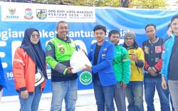 Peduli Pejuang Keluarga, KNPI Makassar Salurkan Sembako ke Ratusan Driver Ojol