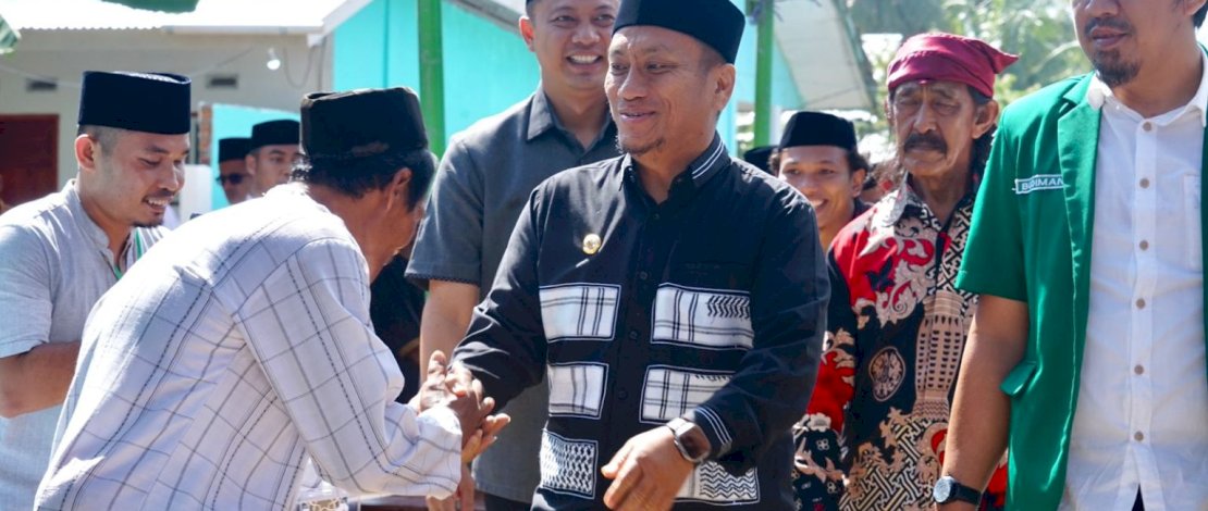 Bupati Luwu Timur, Irwan Bachri Syam menghadiri peringatan Maulid Nabi Besar Muhammad SAW 1447 Hijriah yang dirangkaikan dengan Hari Jadi ke-21 Pondok Pesantren Uswatun Hasanah, Desa Pepuro, Kecamatan Wotu, Minggu, 21 September 2025.
