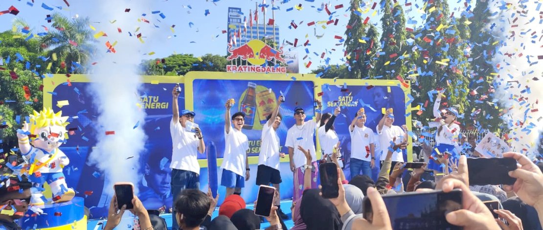 Kratingdaeng resmi meluncurkan kampanye nasional bertajuk &ldquo;Satu Energi, Satu Semangat&rdquo; di Monumen Mandala, Makassar, Sulawesi Selatan, Minggu (21/9/2025).