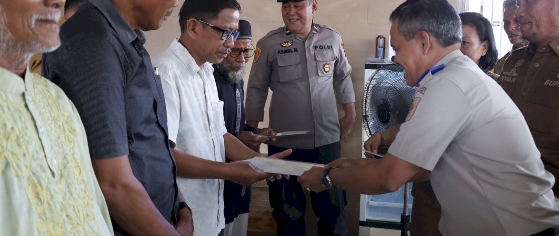 Sebanyak 388 sertipikat bidang tanah resmi diserahkan secara simbolis oleh Badan Pertanahan Nasional (BPN) Kabupaten Luwu Timur kepada warga Desa Puncak Indah, Kecamatan Malili, pada Senin, 22 September 2025.