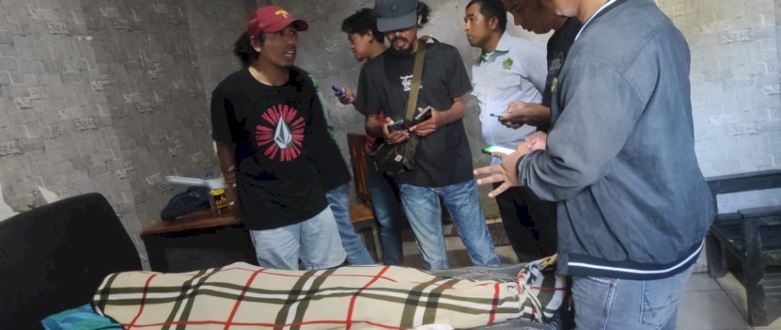 Seorang Pria ditemukan meninggal di sebuah wisma di jalan Dr Wahidin Sudiro Husodo, Senin, 22 September 2025. Korban diketahui bernama Sukardi (55 tahun), warga Desa Awang Cenrana, Kecamatan Cenrana, Kabupaten Bone.
