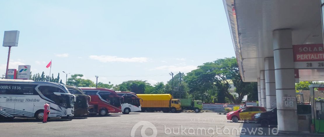Pantauan pada Selasa (23/9), terlihat sejumlah pengemudi, terutama sopir bus, menunggu dan memarkir kendaraannya di area SPBU (foto: Andi Nurul Aimmah/Bukamatanews)