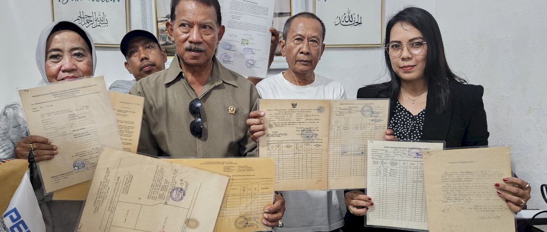 Kuasa hukum, Fitri Andani, S.H., S.E., M.H. bersama Ahli waris almarhum Ganna Bin Marang memperlihatkan legalitas atas hak.milik dihadapan awak media, Selasa (23/9/2025)