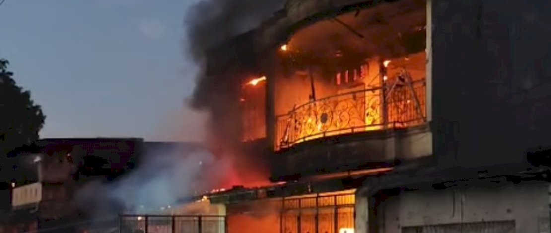 Kebakaran di Jalan Kandea Makassar akibat perang kelompok.