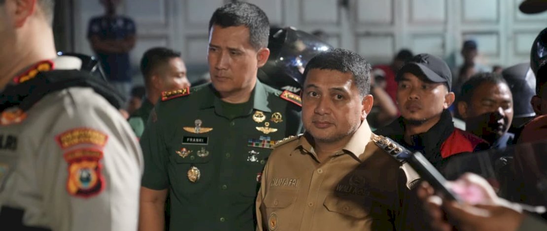 Wali Kota Makassar, Munafri Arifuddin, terjun langsung  meninjau lokasi kerusuhan perang kelompok yang terjadi di Jalan Kandea 3, Kelurahan Bunga Eja, Kecamatan Tallo, Selasa, 23 September 2025, sekitar pukul 19.40 WITA.
