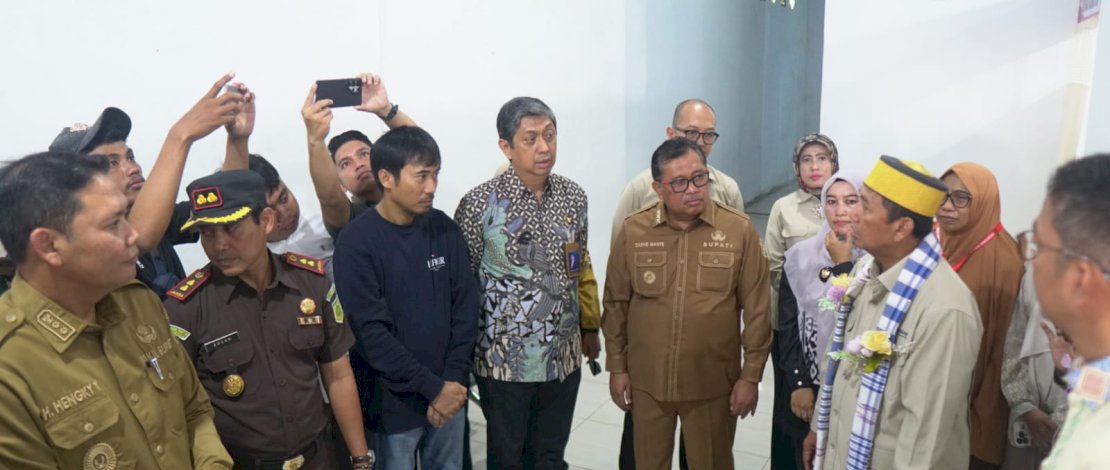 Bupati Takalar Ir. H. Mohammad Firdaus Daeng Manye,.MM bersama Wakil Bupati Takalar Dr. H. Hengky Yasin,.S.Sos,.MM menyambut kedatangan Sekretaris Kementerian Koperasi RI Ahmad Sabadi,.SH. MH