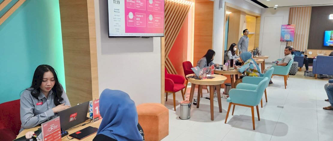 Nyaman seperti rumah. Customer servis  melayani kebutuhan pelanggan Telkomsel di  di GraPARI fisik Telkomsel jalan AP Pettarani, (Rabu 24/9/2025) Foto: Ophik/Bukamatanews