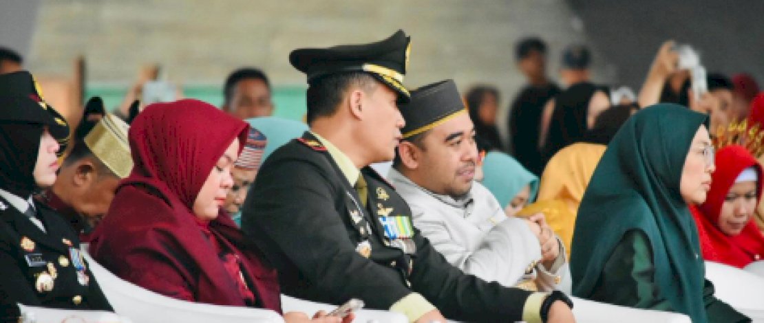 Wakil Ketua DPRD Kota Makassar, Andi Suharmika Hasyim, menghadiri upacara penurunan bendera merah putih dalam rangka peringatan Hari Ulang Tahun ke-80 Republik Indonesia. Kegiatan tersebut berlangsung khidmat di Lapangan Karebosi, Jalan Jenderal Ahmad Yani, Minggu (17/8/2025) sore.