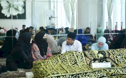 Gubernur Andi Sudirman Melayat ke Rumah Duka Ibunda Wagub Fatmawati Rusdi