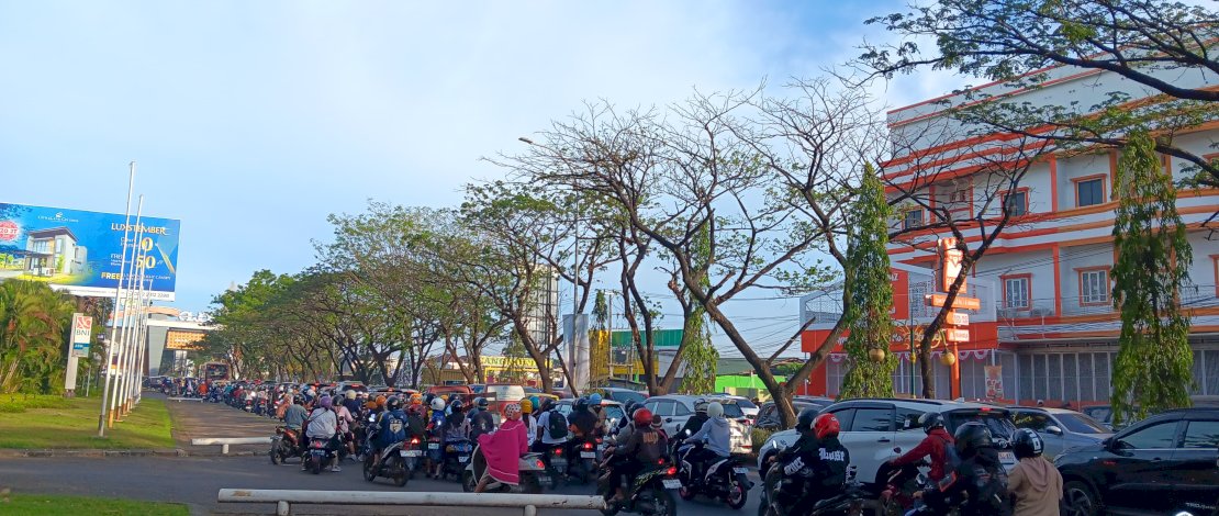 Kemacetan parah kembali mewarnai perbatasan Kabupaten Gowa dan Kota Makassar pada Jumat pagi (26/9/2025). 